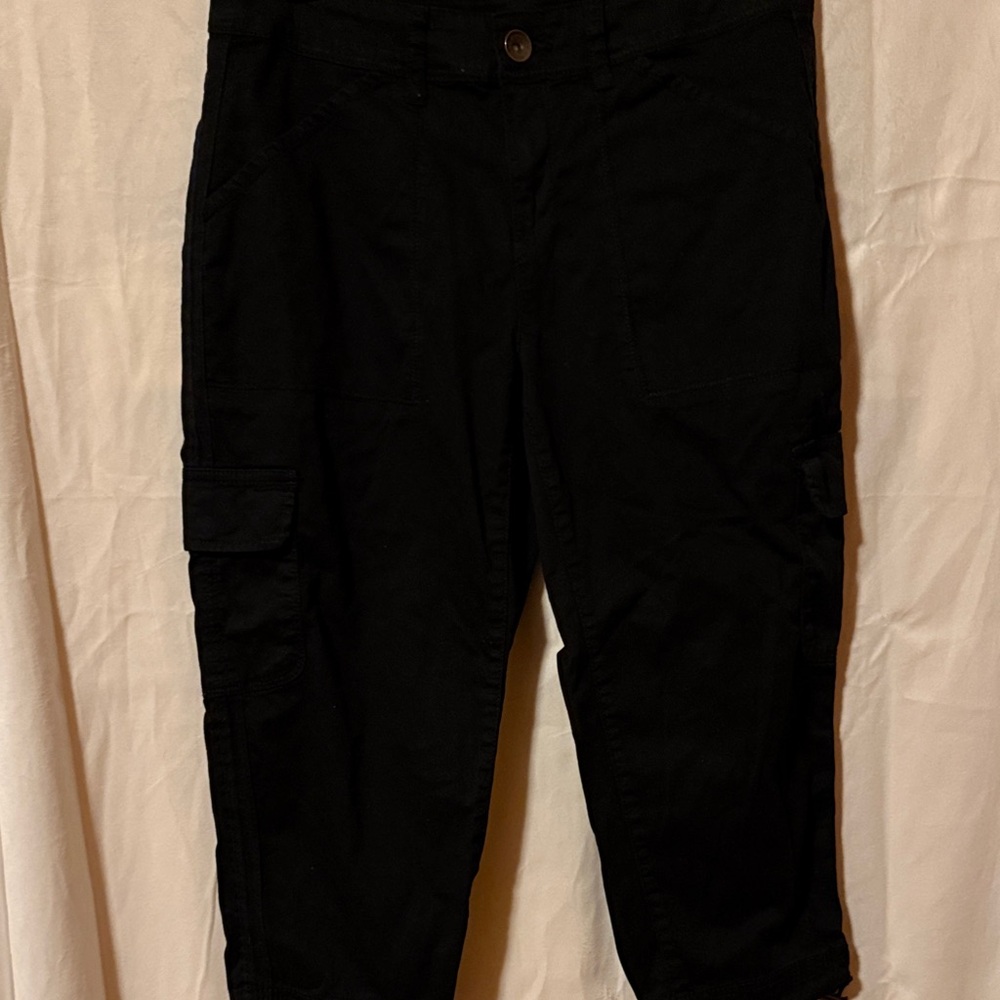 81-Time and Tru Ladies capris 
Black